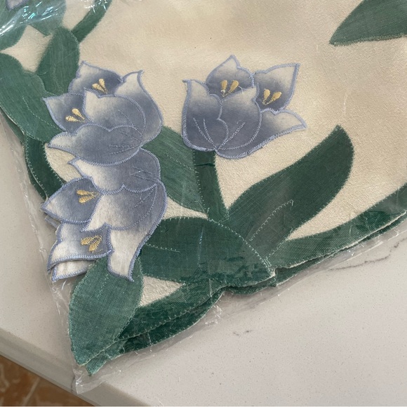 4 piece place mat set. - Picture 2 of 4